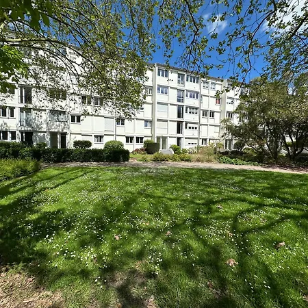 Devant Les Grands Chalutiers *